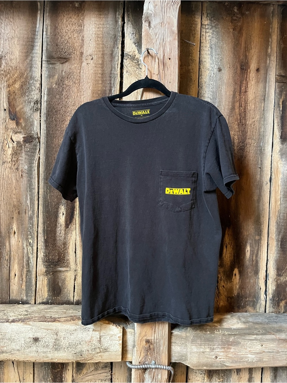 DEWALT Men’s Black Short Sleeve Pocket Tee